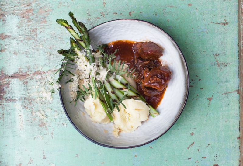 Navarin van Kempens lam, groene asperges en Postel patatjes