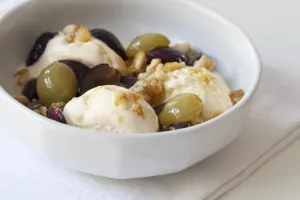 Geroosterde Vlaams-Brabantse tafeldruiven met ijs en suikernootjes Geroosterde Vlaams-Brabantse tafeldruiven met ijs en suikernootjes