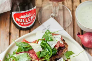 Broodje Filet d’Anvers met fris Bolleke