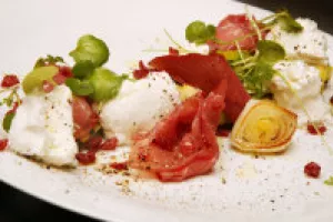 Slaatje van gegrilde jonge prei, Filet d'Anvers en Vlaamse rauwmelkse geitenkaas