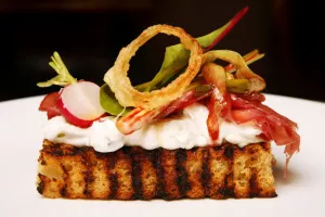 Boerenbrood uit Pede met Filet d'Anvers, Beerselse mandjeskaas, ui en Oude Geuze