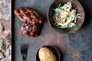 Gelakte spareribs met coleslaw