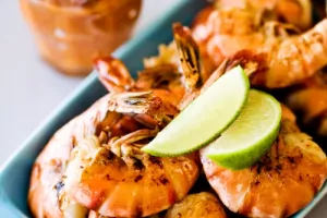 In Eskes bruinbier gemarineerde zeewater garnalen met Mole dip