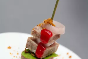 Hapje van Vlaamse grijze boerenkop, oude kriek en gedroogde ui