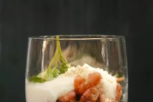 Schuim van Moese patat, waterkers, grijze garnaal en poeder van hazelnootboter