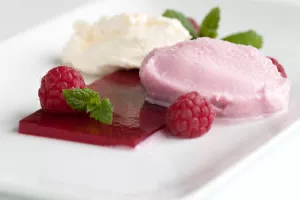 Cuberdonijs met gelei van framboos en blanc manger met citroen 