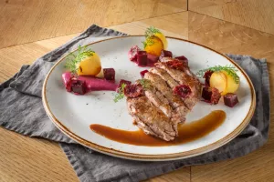 Filet pur met een bier-koffiesaus en smoutpatatjes