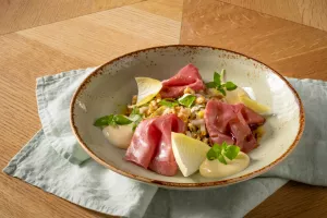 Grondwitloof salade met waterkers,  filet d’Anvers en espuma van oude Postelkaas