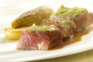 Tussenribstuk van witblauw dubbeldoel runderen met grondwitloof gesmoord in Oude geuze