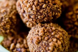 In speculaas gerolde chocolade truffels met gekonfijte venkel