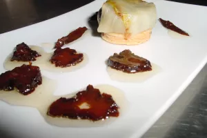 Tatintaartje van grondwitloof, pruneaux  d'Agen en honing