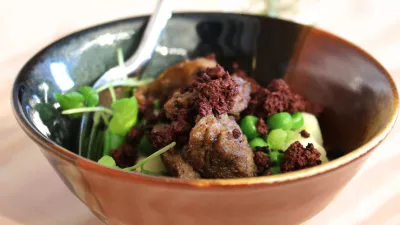 Drie soorten zwarte pens met Moese patat en peultjes 