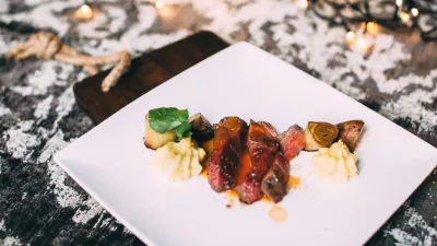 Filet van witblauw dubbeldoelrund - grotchampignons uit Riemst - hoeveschapenkaas uit de Vlaamse Ardennen - waterkers uit Haspengouw