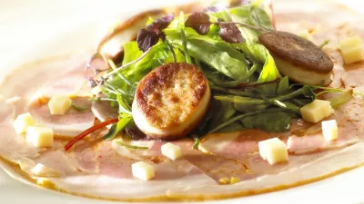 Antwerpse kalfsrol met kruidensla en elixirdressing