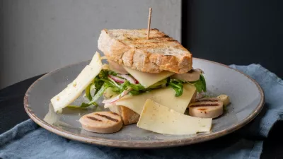 Clubsandwich met Antwerpse witte pensen, Postelkaas en mosterd