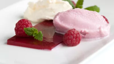 Cuberdonijs met gelei van framboos en blanc manger met citroen 