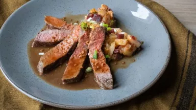 Vlees van het rood ras van West-Vlaanderen BOB met herfstcompote en Belgische speculaaskruimels 