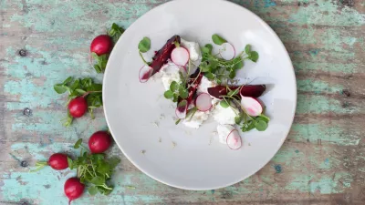 Vlaamse rauwemelkse geitenkaas met gerookte rode biet en waterkers