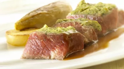 Tussenribstuk van witblauw dubbeldoel runderen met grondwitloof gesmoord in Oude geuze