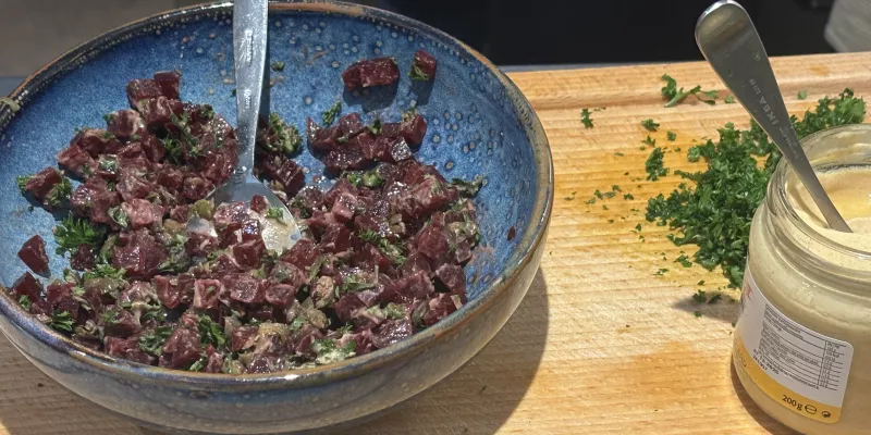 Bereiding van de rode biet tartaar met mosterd uit het Gentse. Streekproduct.be