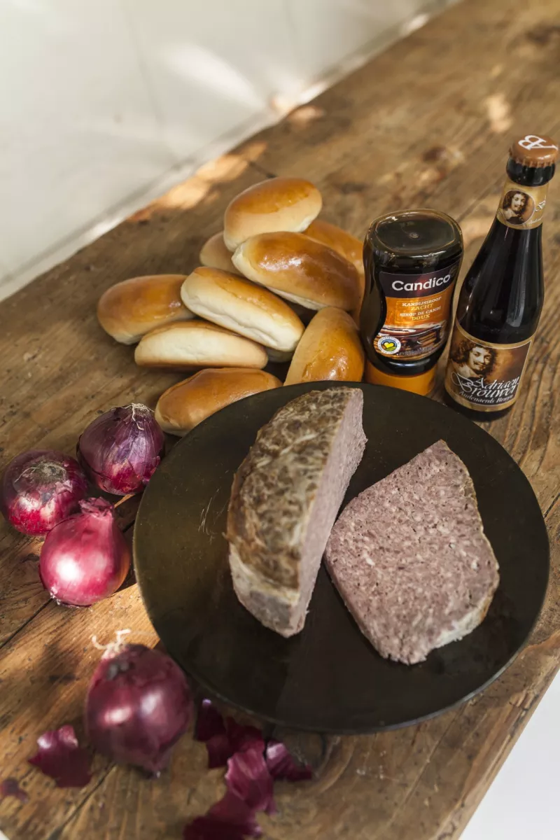 Rode ui - minisandwiches - Vlaamse boerenpaté - Kandijsiroop - Oudenaards bruin bier Streekproduct.be