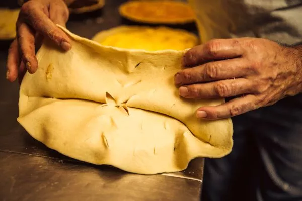 Deksel vlaai afdekken. Streekproduct.be