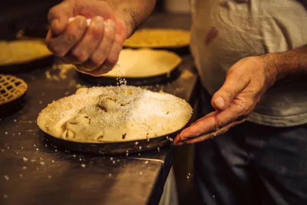 Afwerken met grove suiker vóór het bakken. Streekproduct.be