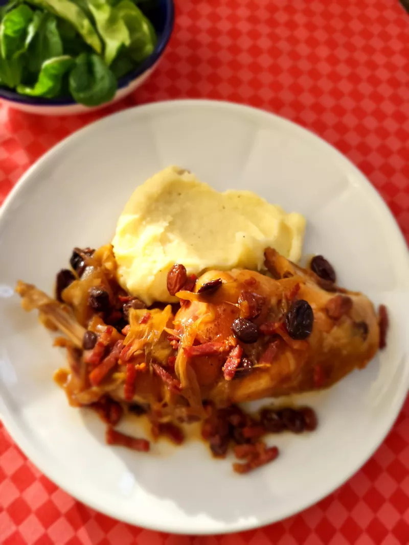 Konijnbout met jenever, spekjes en kandijsuiker. Streekproduct.be