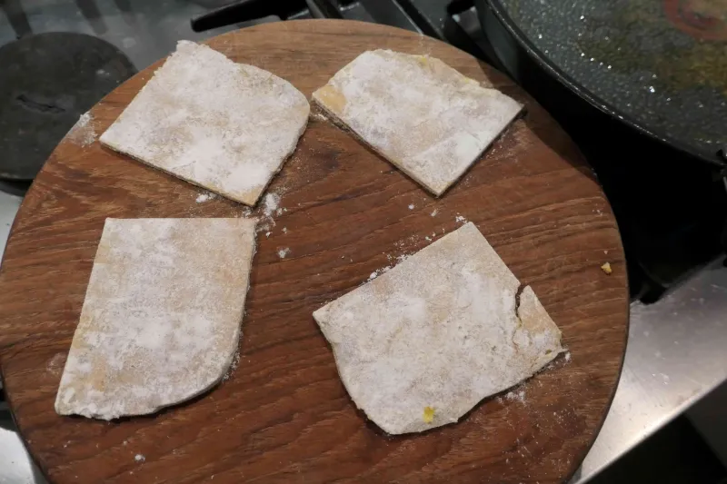 Fijne sneetjes uier, bebloemd en klaar om te bakken. Streekproduct.be