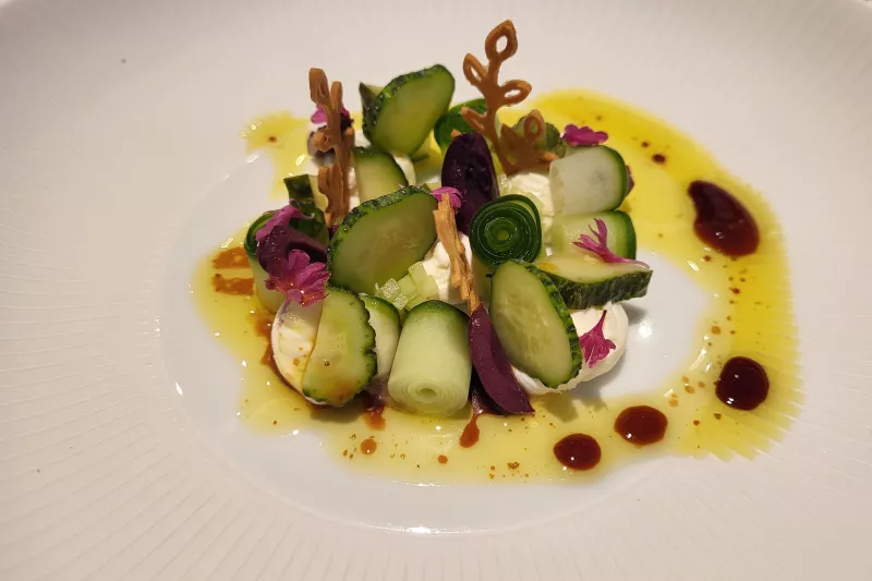 Op bezoek bij Restaurant Decan in Berchem: verse geitenkaas met komkommer en augurk Streekproduct.be