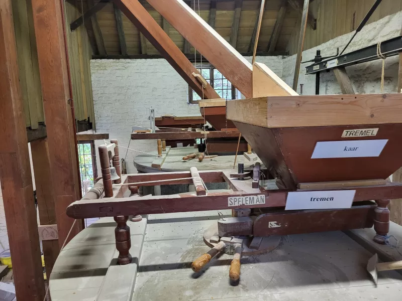 Via de tremel komen de graankorrels tussen de stenen. Streekproduct.be