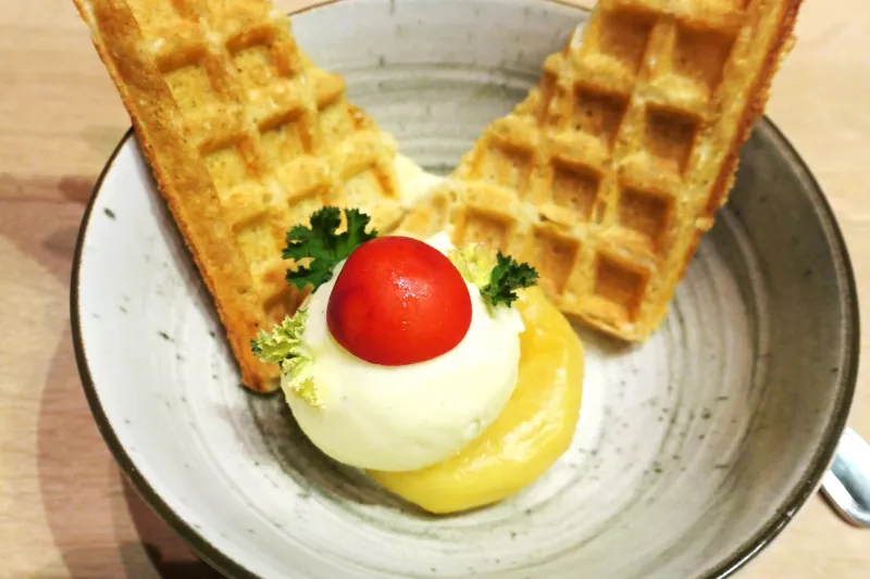 Op bezoek bij Restaurant het Foederhuis: gekonfijte perzik, Elixir de Roulers, Brusselse wafel en vanille ijs Streekproduct.be